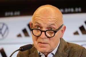 Sorge über Rechtsextremismus: DFB-Chef ist "alarmiert"