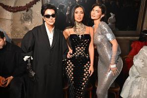 Mit Schwester und Mutter: Kim Kardashian sorgt in Paris für Aufsehen