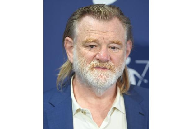 Brendan Gleeson hatte seine Vielseitigkeit auch schon in Publikumshits wie ‘Paddington 2’ unter Beweis gestellt – und mit Martin McDonaghs Bruder John Michael McDonagh Filme wie ‘The Guard’ und ‘Calva ...