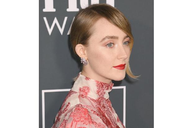 ...und ‘Lady Bird’, für den sie einen Golden Globe erhielt. Zuletzt war die 29-Jährige mit ihrem irischen Landsmann Paul Mescal in dem Science-Fiction-Thriller ‘Enemy’ zu sehen. Vom…