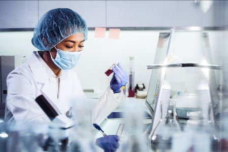 forscherin im labor