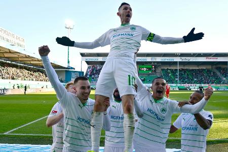 Sieg im Spitzenspiel: Fürth springt auf Rang zwei Sieg im Spitzenspiel: Fürth springt auf Rang zwei