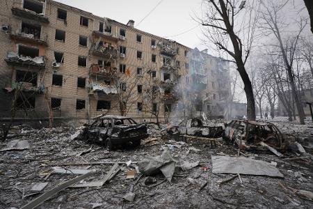 Merz setzt sich nun erstmals an einer Stelle dezidiert von der Ukraine-Politik seines Vorgängers ab. Auslöser dafür waren offensichtlich die erfolglosen Bemühungen um eine Waffenruhe im Ukraine-Krieg und die massiven russischen Luftangriffe auf die Ukraine am Wochenende.