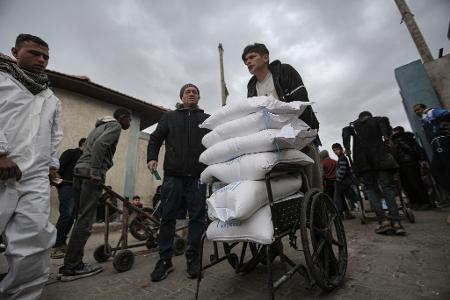 Vertriebene Palästinenser erhalten Nahrungsmittel vom UN-Hilfswerk für palästinensische Flüchtlinge (UNRWA).