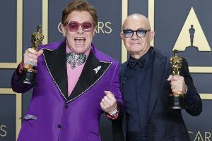 Elton John gewinnt den nächsten großen Preis - aber nicht alleine