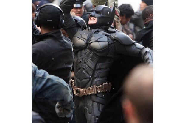 ...bei einer Körpergröße von 1,88 m nur noch 60 Kilo. Beim Titelhelden in 'Batman Begins' (2005) und für 'The Dark Knight' (2008) war jedoch ein Muskel- statt Mager-Look gefragt und so trainierte und futterte er sich rund 25 Kilo wieder an.