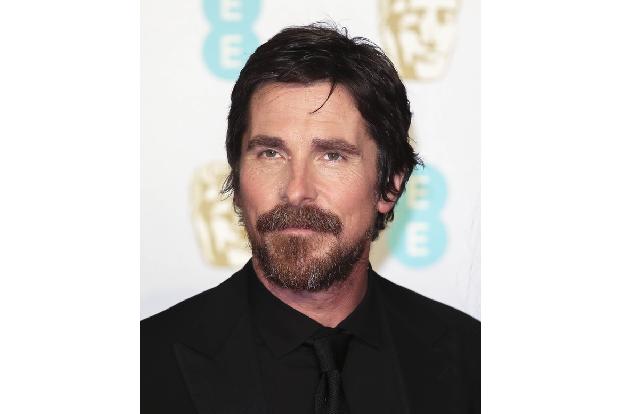 Ein ganz besonderes Verhältnis verbindet Christian Bale übrigens mit Leonardo DiCaprio. Der würde nämlich immer alle Rollen vor ihm angeboten bekommen, erzählte der Star jüngst in einem Interview. 
