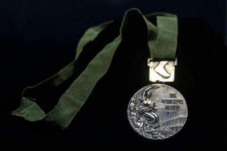 Rund 400.000 Euro: Beamons Olympia-Gold versteigert Rund 400.000 Euro: Beamons Olympia-Gold versteigert