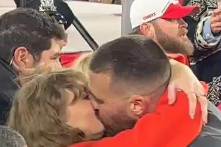 …legten rechte Verschwörer noch einmal einen drauf: Travis machte einst Werbung für den Pharma-Giganten Pfizer, wird seitdem von Impfgegnern gehasst. Taylor Swift und Travis Kelce, so die irre Theorie ...