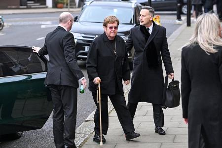 Beerdigung in London: Trauergast Elton John geht am Stock Beerdigung in London: Trauergast Elton John geht am Stock