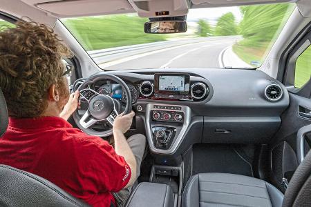 Mercedes T 180, Cockpit + Fahrer