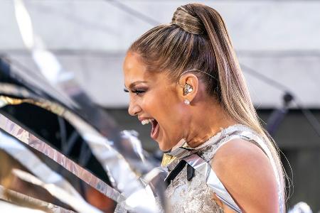 Jennifer Lopez reißt sich auf der Bühne die Haare aus Jennifer Lopez reißt sich auf der Bühne die Haare aus