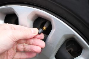 Das ist beim Wechsel eines Autoreifen-Ventils wichtig