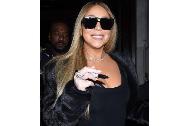 Mariah Carey hat es wieder einmal geschafft und neue Maßstäbe in Sachen Diven-Allüren gesetzt. Bei der Pre-Grammy-Gala von Clive James am Samstag (3. Februar) sollte es kein Foto geben, welches die Kü ...