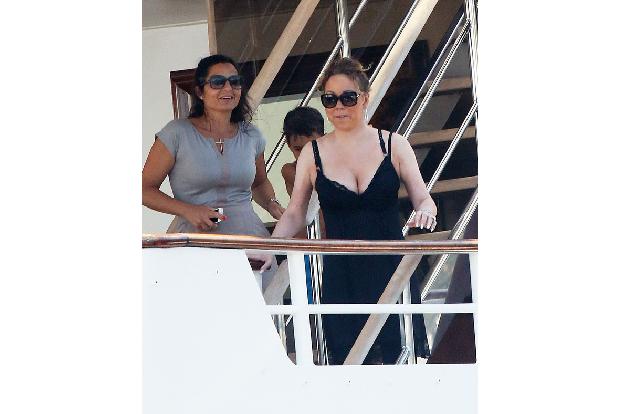 Die Bitte geht teilweise auf wenig schmeichelhafte Paparazzi-Fotos zurück: Die erwischten sie, wie sie eine Treppe auf der Yacht ihres ehemaligen Verlobten James Packer hinunterstürzte. Sie hatte 15 cm hohe Absätze getragen.