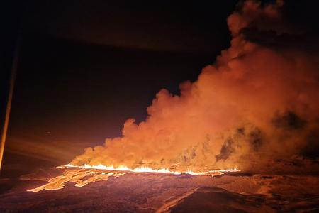 ...weithin sichtbare Lava-Fontänen.