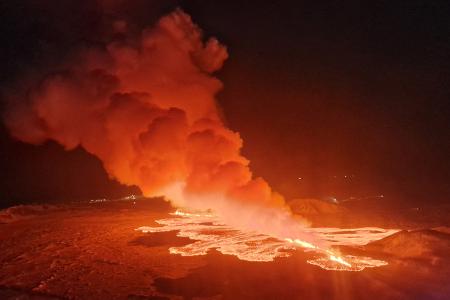 Diese spektakulären Bilder zeigen Seen und Fontänen aus Lava die aus der Erdspalte auf der Halbinsel Reykjanes quellen.