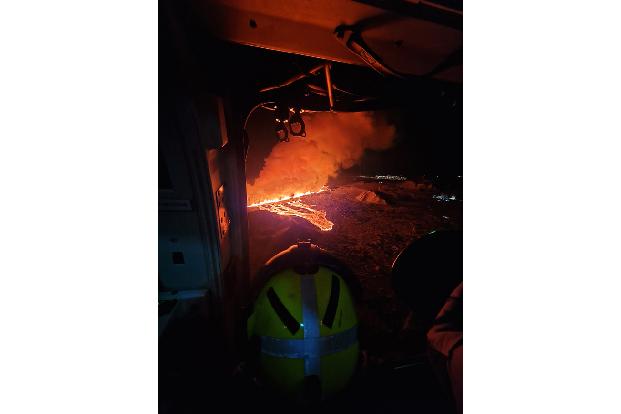 Das geschmolzene Gestein wurde mehr als 50 Meter in die Luft geschleudert - Hubschrauber der Küstenwache überwachten am Morgen den Ausbruch.
