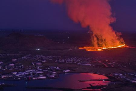 Der nahegelegene Ort Grindavik war schon während der letzten Eruption am 14. Januar evakuiert worden.