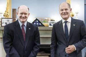 Bundeskanzler Olaf Scholz trifft auf seinen Doppelgänger