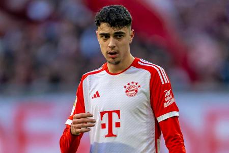 MITTELFELD: Aleksandar Pavlovic (bis 59.) - Note: 4,0 - Erhielt den Vorzug gegenüber Kimmich und machte seine Sache ordentlich. Wirkte ruhig im Passspiel, konnte das insgesamt träge Spiel der Münchner aber nicht ankurbeln. Ihm ist fast noch der geringste Vorwurf zu machen.