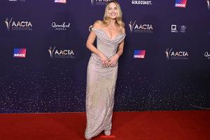 Margot Robbie wird mit Glamour-Robe und Mega-Ausschnitt zum Blickfang