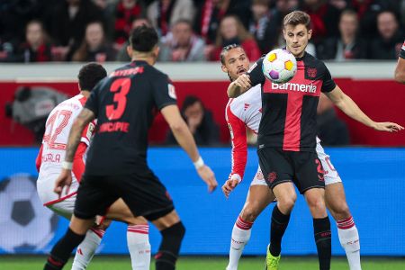 FC Bayern bei Bayer Leverkusen: Noten und Einzelkritik - Am Samstagabend stieg das Gipfeltreffen der Bundesliga zwischen Bayer Leverkusen und dem FC Bayern. Im Spitzenspiel präsentierten sich aber nur die Hausherren in Topform. Die Elf von Xabi Alonso schlug erschreckend schwache Münchner verdient mit 3:0. Alle Akteure in der Einzelkritik: FC Bayern bei Bayer Leverkusen: Noten und Einzelkritik - Am Samstagabend stieg das Gipfeltreffen der Bundesliga zwischen Bayer Leverkusen und dem FC Bayern. Im Spitzenspiel präsentierten sich aber nur die Hausherren in Topform. Die Elf von Xabi Alonso schlug erschreckend schwache Münchner verdient mit 3:0. Alle Akteure in der Einzelkritik: