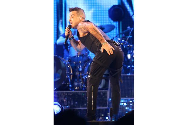 Zu seinen erfolgreichsten Zeiten schaffte Robbie jedoch einen Spagat, den nicht viele hinbekommen: Neben dem Teenie-Markt konnte er auch bei älteren Musik-Fans punkten, die seinen von Britpop angehauc ...