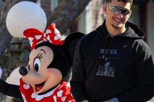 Patrick Mahomes: Super-Bowl-Gewinner feiert mit Familie in Disneyland