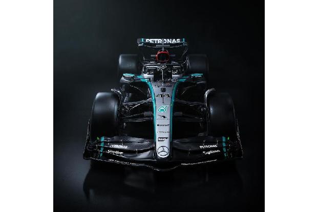 Mercedes - Der neue Bolide wird W15 heißen. Das 'W' im Namen steht seit jeher bei Mercedes für 'Wagen'. In diesem Jahr gibt es wieder eine neuartige Lackierung, eine Art Vermischung des Schwarz- mit dem Silberpfeil.