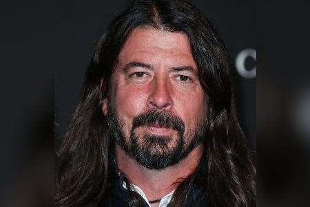 Charity-Aktion: Rockstar Dave Grohl grillt mehr als 24 Stunden lang Charity-Aktion: Rockstar Dave Grohl grillt mehr als 24 Stunden lang
