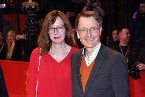Auf der Berlinale: Karl Lauterbach posiert mit seiner neuen Freundin