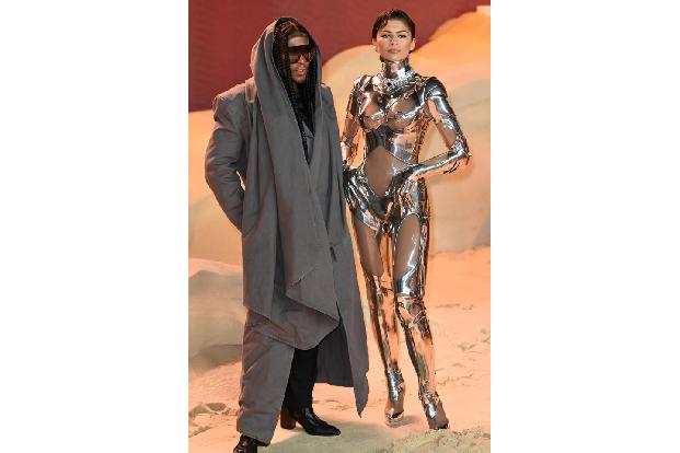 ...und war für diesen Abend eine Idee von Zendayas Stylisten Law Roach, der auch die passenden Accessoires wählte. Natürlich waren auch die anderen Stars des Films nach London gekommen, darunter...