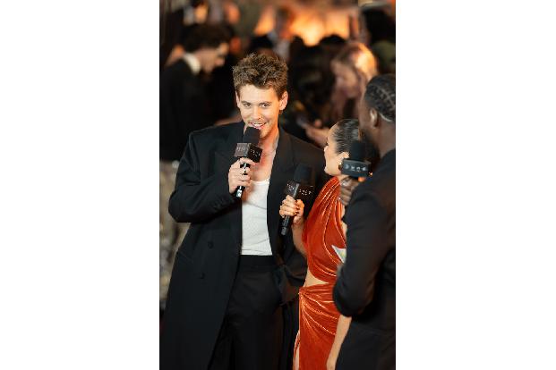 Ob Austin Butler hier wohl auf Zendayas Outfit angesprochen wurde?