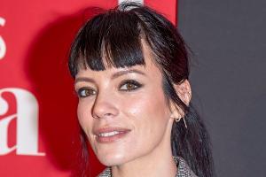 Rote Phase vorbei: Lily Allen kehrt zu dunklem Look zurück