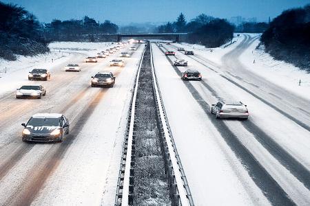 verschneite Autobahn