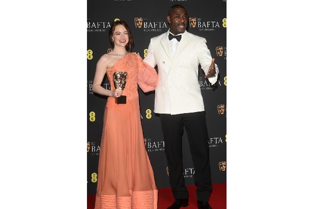 ...Emma Stone (hier zu sehen mit Idris Elba) geschlagen geben, die den Preis für 'Poor Things' abräumte.