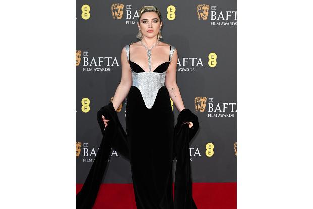 Florence Pugh hatte mit ihrem weit ausgeschnittenen Dekolleté fast noch eine Panne auf dem roten Teppich, bekam die Situation aber zum Glück unter Kontrolle.