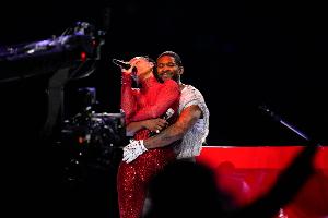 Super Bowl: Usher singt mit Überraschungsgästen