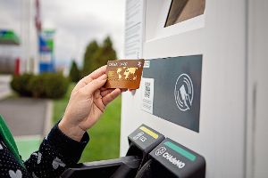 Wie Sie unterwegs auch ohne Ladekarte den Strom fürs E-Auto bezahlen können