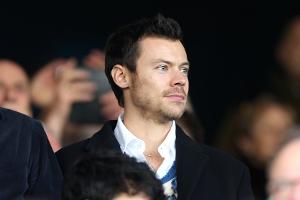 Premier-League-Spiel: Harry Styles mischt sich unter die Fußball-Fans