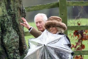Bei Kirchenbesuch: Charles und Camilla trotzen dem Regen