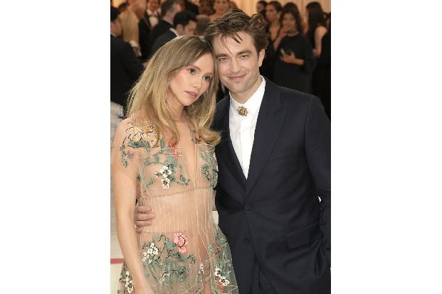 Langweilig wird Robert Pattinson derweil sicher nicht: Kurz vor Weihnachten wurde seine Freundin Suki Waterhouse mit einem Verlobungsring gesehen, und ein Insider bestätigte die Verlobung - das Paar selbst hat bislang dazu geschwiegen.