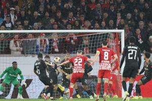 3:2 nach 0:2 - Freiburg stürmt ins EL-Achtelfinale