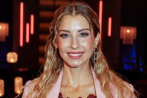 Cathy Hummels wirbt oben ohne für Kinderkochbuch