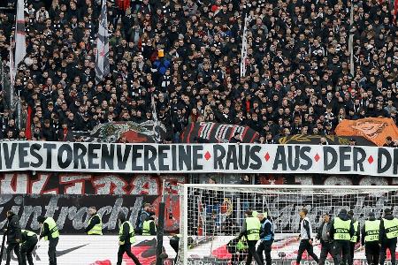 Gegen Wolfsburg: Eintracht-Fans sorgen für Unterbrechung Gegen Wolfsburg: Eintracht-Fans sorgen für Unterbrechung