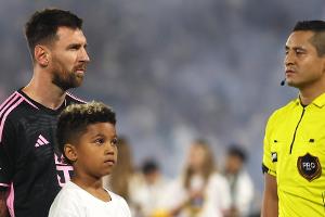 Kim Kardashians Sohn läuft mit Messi aufs Spielfeld