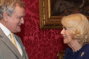 Hugh Bonneville, Luke Evans und mehr Stars treffen Königin Camilla