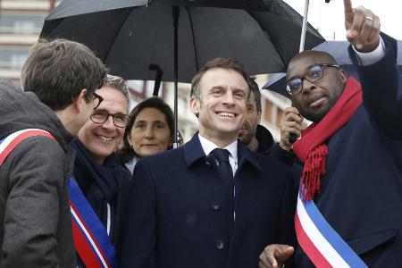 Macron weiht Olympisches Dorf ein - und will in die Seine Macron weiht Olympisches Dorf ein - und will in die Seine