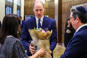 Prinz William erhält bei Synagogenbesuch Geschenk für Ehefrau Kate